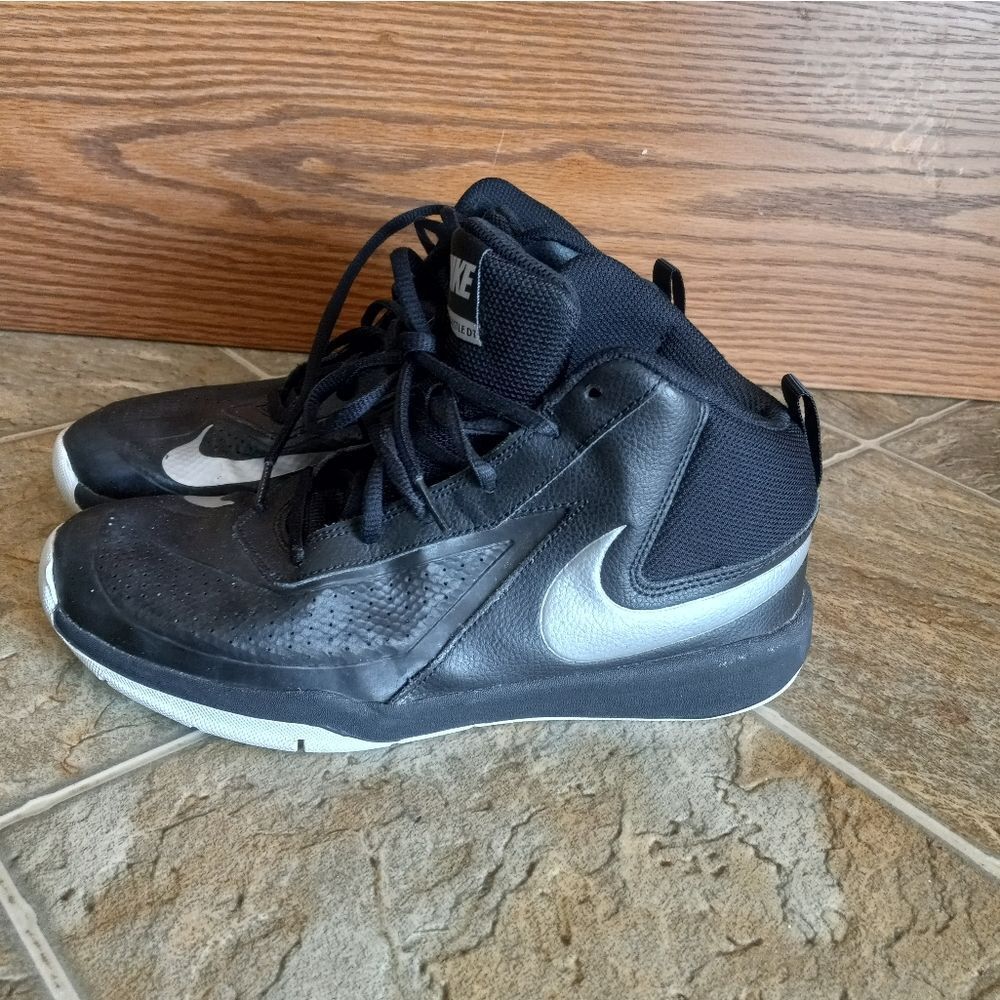 Nike Team Hustle D7 Sneakers Size 6Y